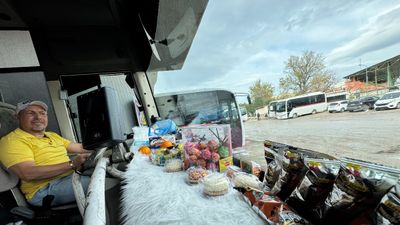 Edirne'de minibüsüne gelene ikramda bulunuyor