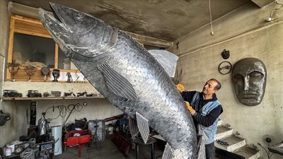 Van'da İranlı heykeltıraş 'inci kefali' heykeli yaptı