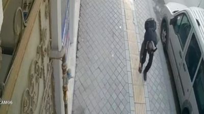 İstanbul'da düşen cüzdanı çaldı: Sosyal medyada görünce teslim etti