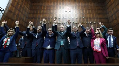 Cumhurbaşkanı Erdoğan, AK Parti'ye katılan belediye başkanlarına rozet taktı