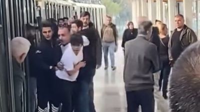 Bursa'da metroda iki vatandaş arasındaki koltuk kavgası kameraya yansıdı