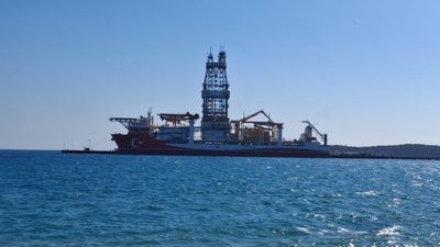 Türkiye'nin 5'inci sondaj gemisi kırmızı beyaz renklere boyandı