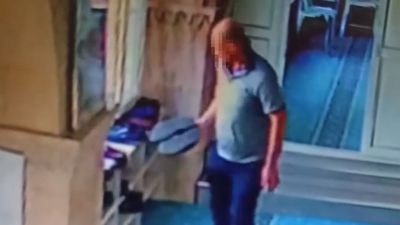 Adana'da camide ayakkabıları tek tek inceleyen hırsız beğendiklerini çalıp kaçtı