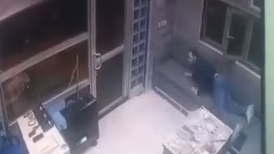 Ankara'da alkollü yolcu tartıştığı taksi şoförüne ateş açtı