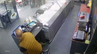 Gaziantep'te deprem anı kamerada: İş yerindekiler panikle kaçıştı