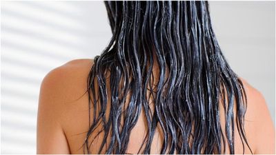 Keçe gibi saçları pamuk gibi yapıyor: Tam da duştayken uygulayın...