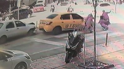 Bursa'da otomobilin anne ve bebeğine çarptığı anlar kamerada