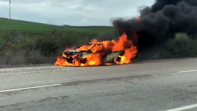 Edirne'de seyir halindeki otomobil alev aldı, sürücü canını zor kurtardı