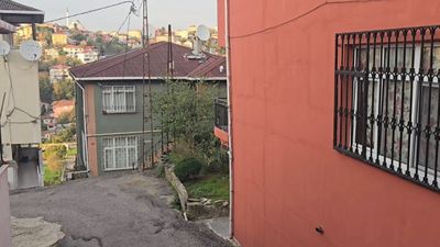 İstanbul'da duvarlarında çatlak oluşan 2 bina tahliye edilerek mühürlendi