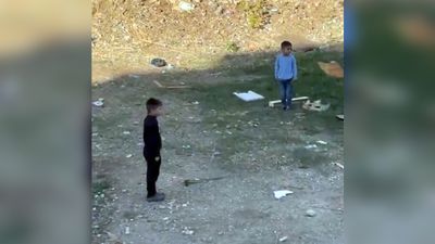 Mersin'de siren testi sırasında iki çocuk esas duruşa geçti