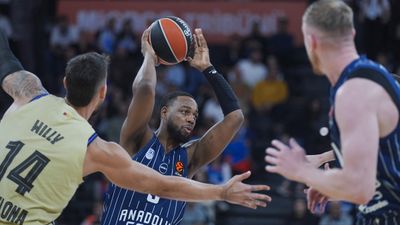 Anadolu Efes, Barcelona'yı devirdi