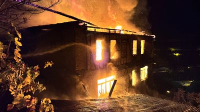 Karabük'te 150 yıllık iki katlı ahşap ev alevlere teslim oldu