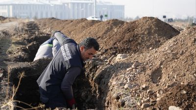 Erzurum'da mezarlıklarda kış hazırlığı
