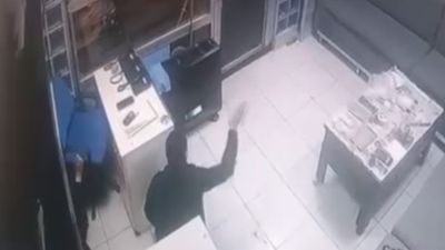 Ankara'da taksi şoförüyle tartışan yolcu 3 el ateş etti: Duraktaki şoförlerin panik anları kamerada