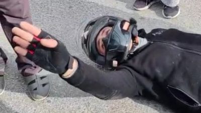 Antalya'da kazada yaralanan sürücü çarpıştığı anne ve çocuğunu teselli etti