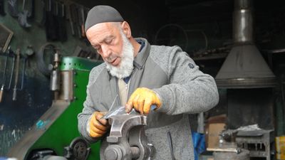 Muş'ta Halit Usta yarım asırdır ateş başında demir dövüyor