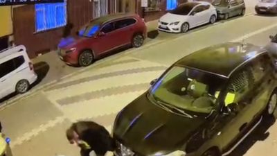 İstanbul'da sokakta bekleyen 2 arkadaşa silahlı saldırı kamerada