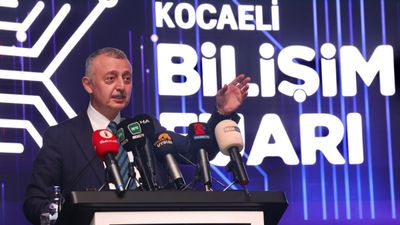 Başkan Tahir Büyükakın'dan Kocaeli Bilişim Fuarı'nda gençlere çağrı