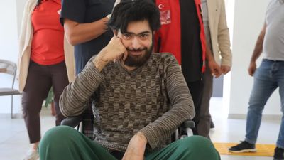 Hatay'da yıllardır dışarı çıkmayan Barış'tan şaşırtan hareket: Arkadaşının nişanına katıldı