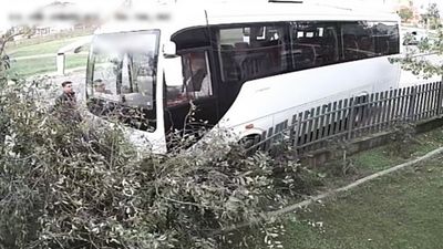 Tekirdağ'da servis minibüsü ağaca çarptığı anlar kamerada