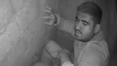 Mersin'de havalandırma boşluğuna düşen işçiyi itfaiye kurtardı