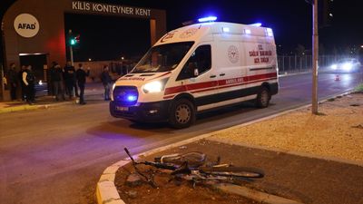 Kilis'te otomobilin çarptığı bisikletli can verdi