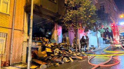 İstanbul'da 5 katlı binada yangın çıktı: Alevler tüm binayı sardı