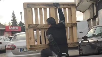 Gaziantep'te motosiklet üzerinde palet taşıdı