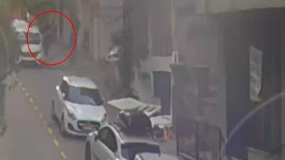 İstanbul'da yürüyen kadının çantasını çaldı