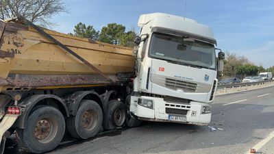 İstanbul'da iki kamyon çarpıştı: Sürücü araç içinde sıkıştı