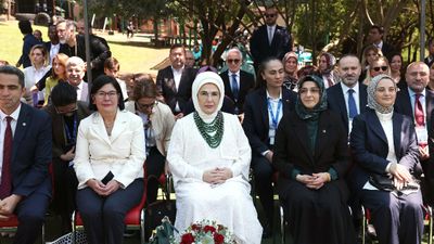 Emine Erdoğan, Güney Afrika'da Uluslararası Maarif Okulu'nu ziyaret etti