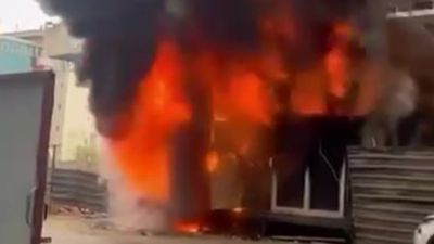 Kocaeli'de inşaat alanındaki işçi konteynerinden alevler yükseldi