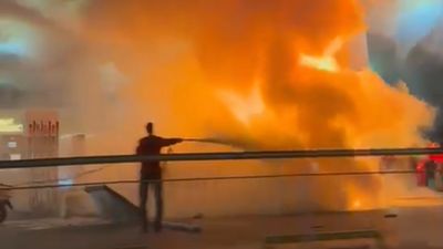 İstanbul'da otomobil akaryakıt istasyonuna daldı: 2 otomobil küle döndü