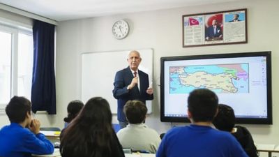 Baba, oğul, kız ve gelini aynı okulda öğretmenlik yapıyor