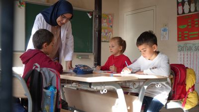 Bayburt'un dağ köyünün hem öğretmeni hem gelini