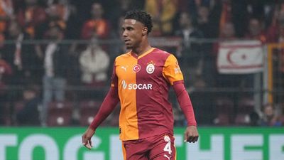 Ismail Jakobs, stattan ayak bileği sargılı ayrıldı!