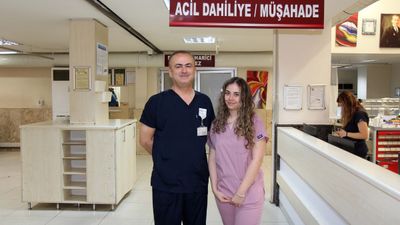 Denizli'de baba-kız birlikte hastalara bakıyor