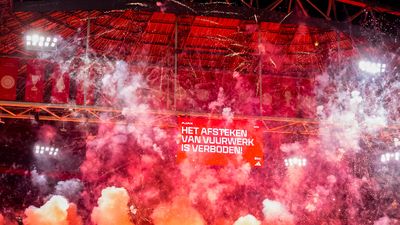 Ajax - Groningen maçı tatil edildi