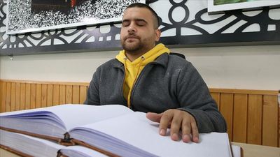 Hatay'da görme engelli genç hafız, öğrencilerine Kur’an öğretiyor