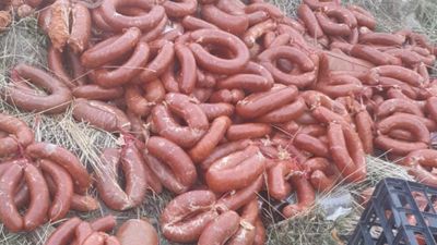 Ankara’da yüzlerce kilo et ürünü boş araziye atıldı