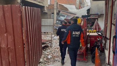 Diyarbakır'da bina yıkımı sırasında molozların altında kaldı
