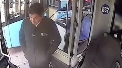 Antalya'da otobüste unutulan içinde 4 bin euro olan çantanın başında nöbet tuttu