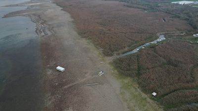 Sapanca Gölü'nde son 65 yılın en kurak dönemi: Kayıklar karaya oturdu