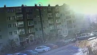 Erzurum'da tamir ettiği bacayı kontrol ederken çatıdan düştü: Hayatını kaybetti