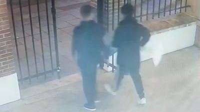 İstanbul'da gözetleme yapan şahıslar fırsat bulunca yardım kutusu çaldı