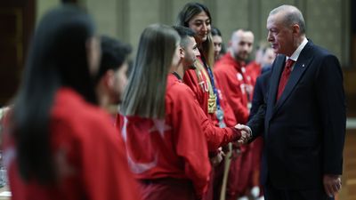 Cumhurbaşkanı Erdoğan, Külliye'de sporcuları kabul etti