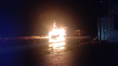 Çorum'da park halindeki araç alev topu oldu, geriye hurda kaldı