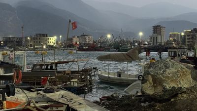 Hatay'da fırtınanın etkisiyle 5 tekne ve 1 yat alabora oldu