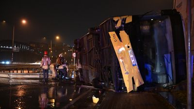 İstanbul'da İETT'ye bağlı özel halk otobüsü devrildi