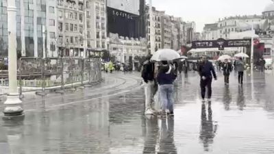 İstanbul'da sağanak yağış etkili oldu: Vatandaşlar zor anlar yaşadı